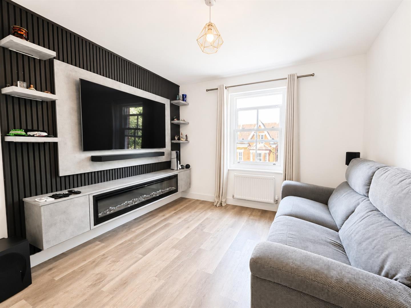2 bed property in 30 Warwick Avenue, Bedford